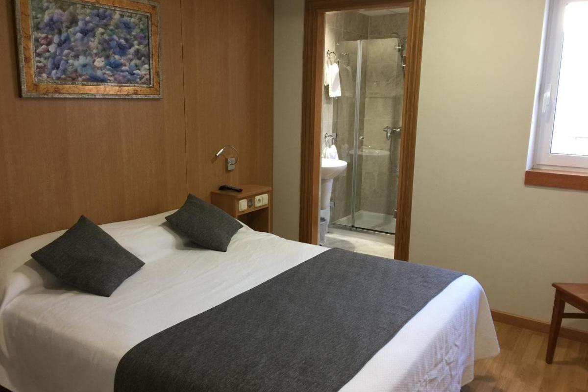 Iraipe Izaga Hostal Noain Bagian luar foto