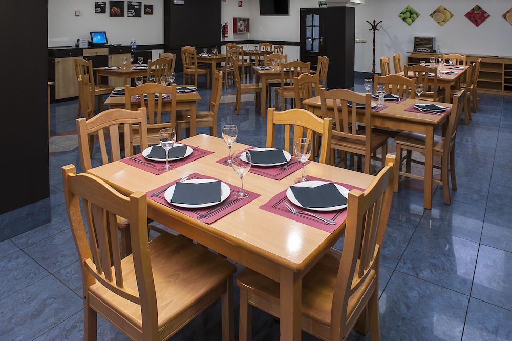 Iraipe Izaga Hostal Noain Bagian luar foto