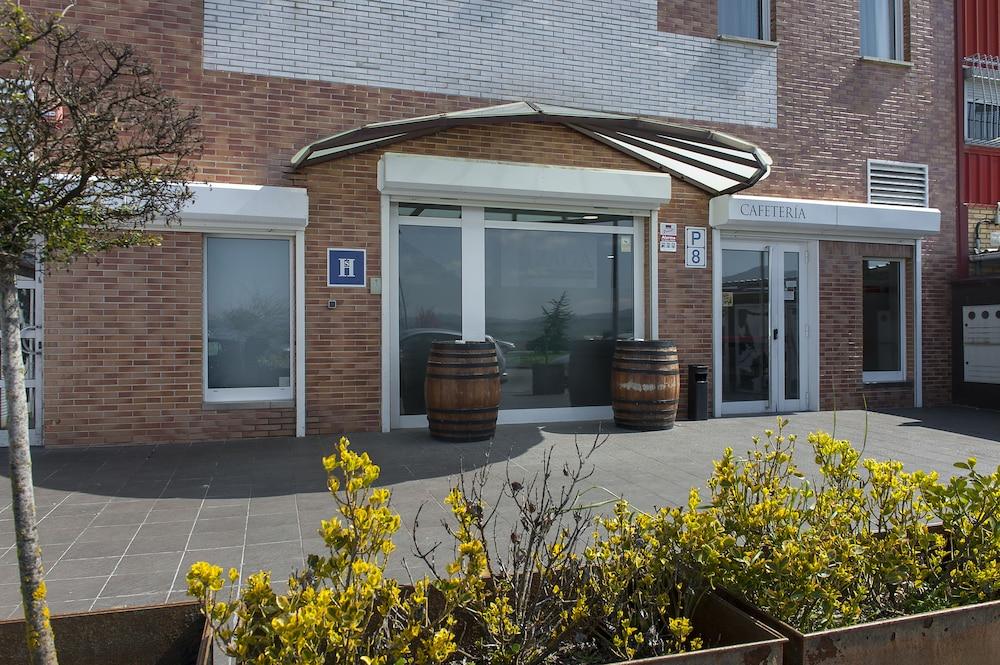 Iraipe Izaga Hostal Noain Bagian luar foto