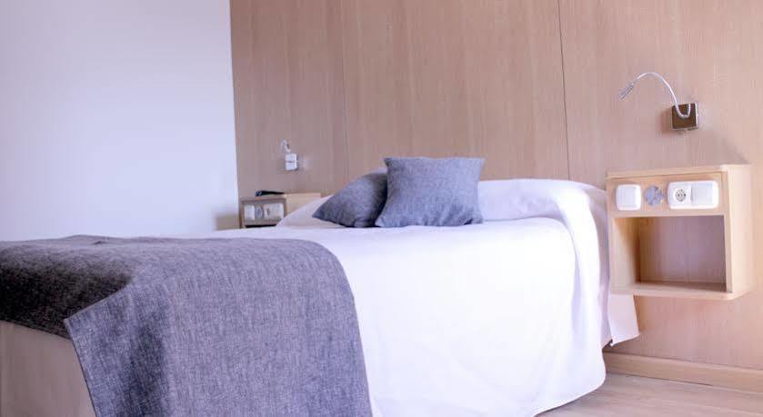 Iraipe Izaga Hostal Noain Bagian luar foto